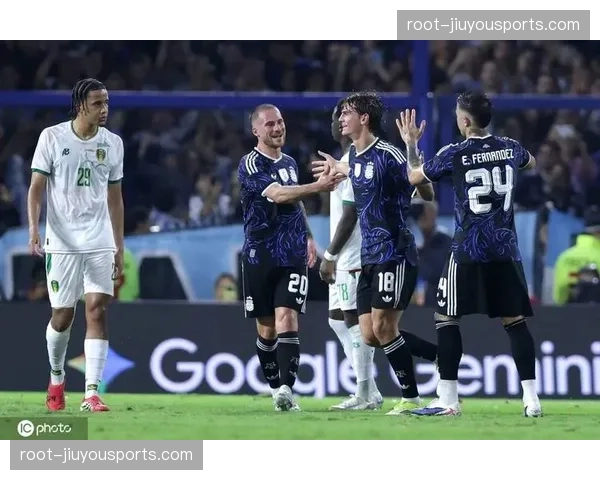 阿根廷恩佐费尔南德斯先开纪录，尼科帕斯任意球直接得分